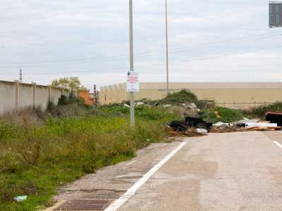 Via dei Gigli, una strada secondaria invasa da rifiuti di ogni genere 